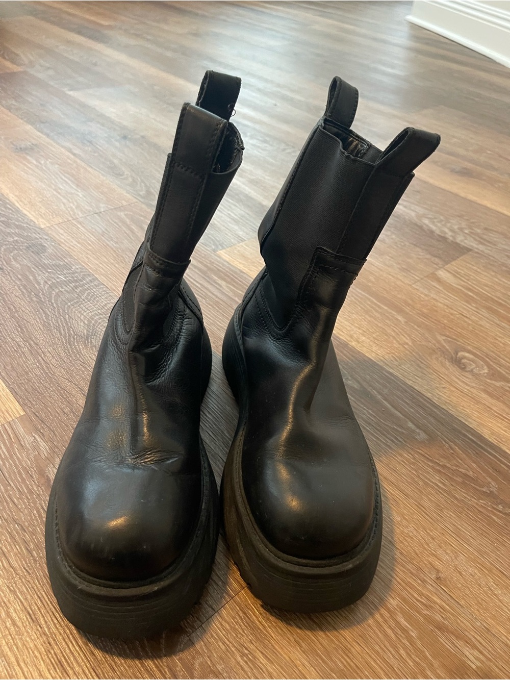 ASOS Black Chunky Platform Chelsea Boots Women’s Size 6 (Fits Like 8)